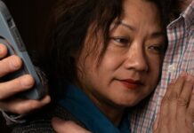 Пара Використовує Додаток-Перекладач, Щоб Подолати Мовний Бар’єр у Шлюбі